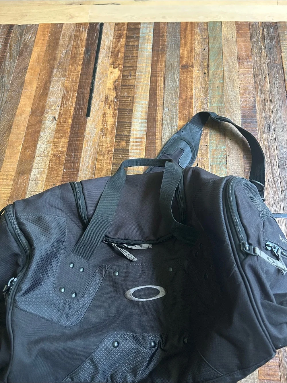 Oakley Vintage Black Duffel Bag with Shoulder Strap